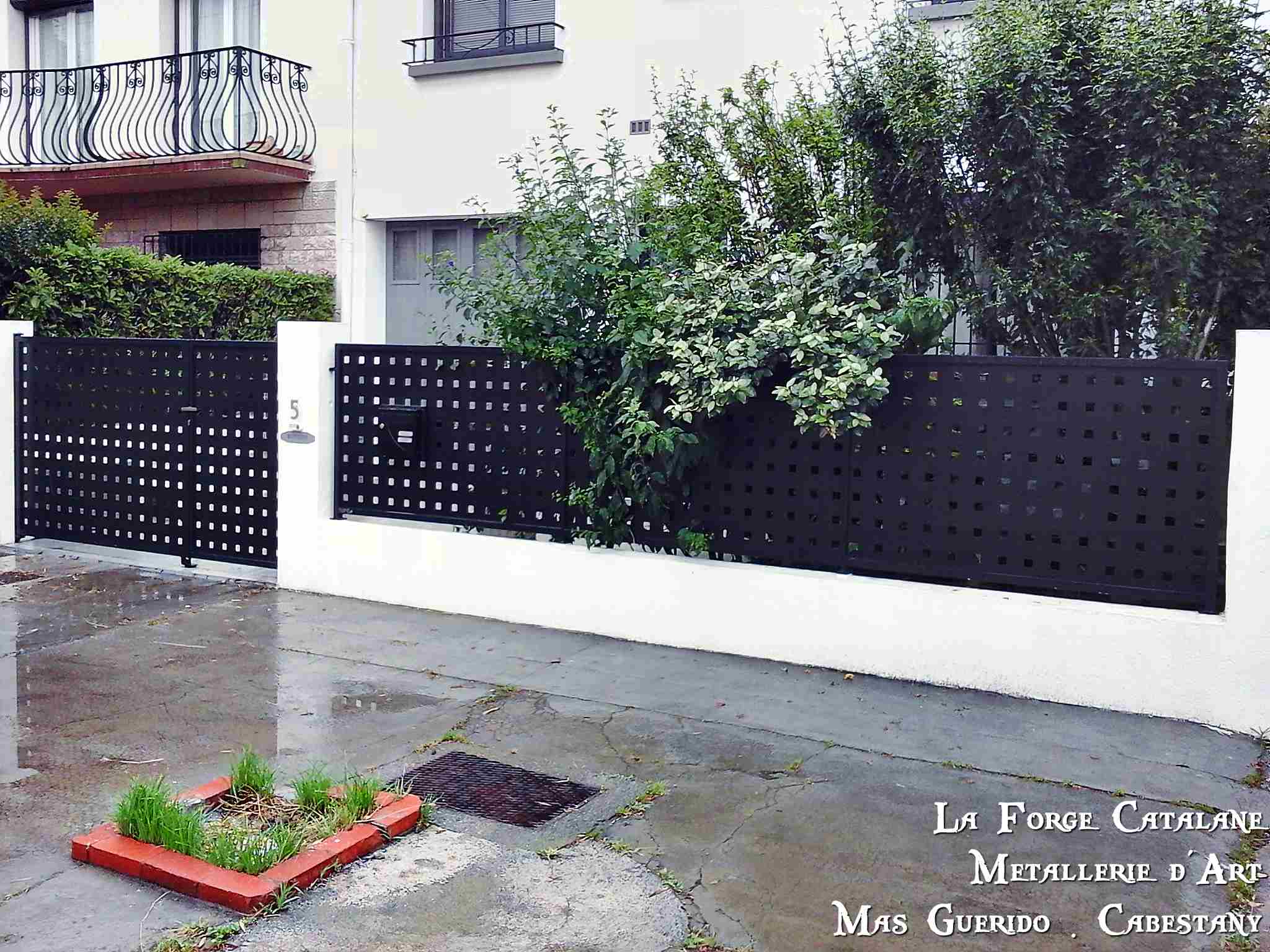 portail et cloture remplissage tole perforee carre forge catalane 2.jpg